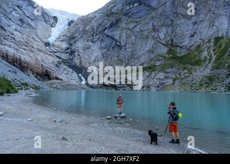 Touristes prenant des photos du glacier Briskdal au parc national du glacier Jostedal, Norvège, Europe Banque D'Images