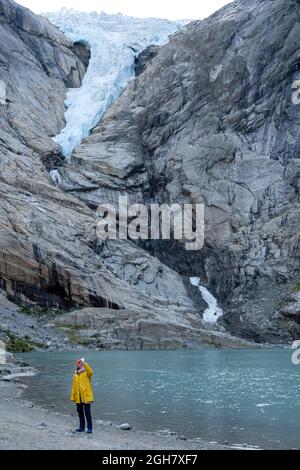 Tourisme en train de prendre le selfie devant le glacier Briskdal au parc national du glacier Jostedal, Norvège, Europe Banque D'Images