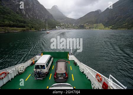 Voitures sur le pont d'un ferry qui relie les villes de Geiranger et Hellesylt en Norvège, en Europe Banque D'Images