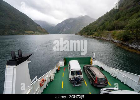 Voitures sur le pont d'un ferry qui relie les villes de Geiranger et Hellesylt en Norvège, en Europe Banque D'Images