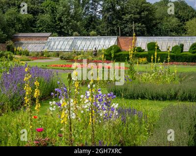 Le jardin clos, Delapre Abbey, on a sunny Summer 's day : Northampton, Royaume-Uni Banque D'Images