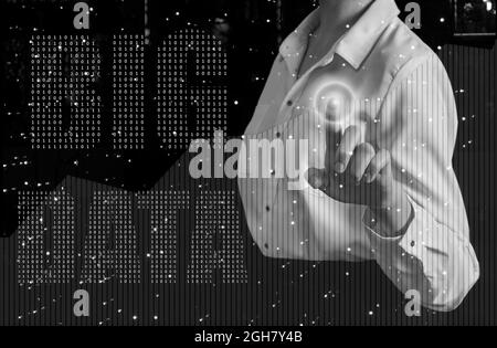 Femme d'affaires pointant du doigt l'infographie et le lettrage des Big Data. Concept d'analyse et de veille stratégique du Big Data. Technologie, innovation et bi Banque D'Images