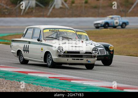 VAN LEENEN, Gerrit Jan et DU TOY VAN HEES, Bert avec Lotus Cortina en action avec BRON, Dennis avec MGA Twin Cam coupé lors de la course historique de Barcelone de NKHTGT sur le circuit de Catalunya. Banque D'Images