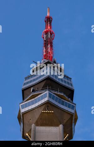 Belgrade, Serbie - 2021-08-18: Terrasse d'observation de la tour Avala au crépuscule. La tour d'Avala est un émetteur de télécommunications et d'attraction touristique Banque D'Images