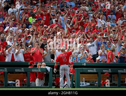 St. Louis, États-Unis. 22 juin 2019. Albert Pujols des Anges de Los Angeles reconnaît la foule avec un coup de rideau après avoir fait une course à domicile en solo contre les Cardinals de St. Louis au stade Busch de St. Louis, Missouri, le samedi 22 juin 2019. (Photo de Christian Gooden/St. Louis Post-Dispatch/TNS/Sipa USA) crédit: SIPA USA/Alay Live News Banque D'Images