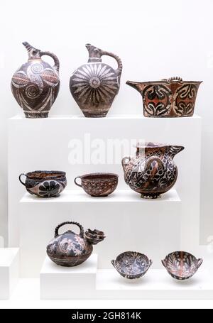 Minoan, âge du bronze, poterie et objets en pierre, de la fin de la nouvelle période du palais, 1450 av. J.-C. Exposé au musée archéologique d'Héraklion, Crète, Grèce. Banque D'Images