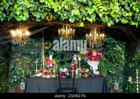 Table servie pour la fête d'Halloween dans le jardin Banque D'Images