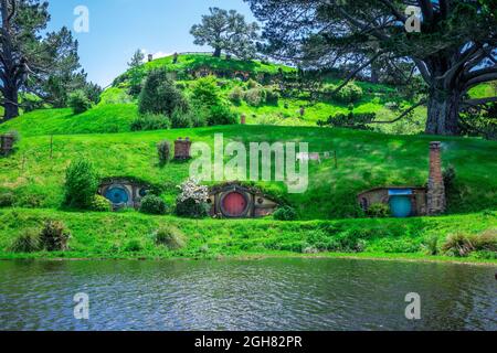 Le Shire Hobbiton avec les maisons Hobbit Holes au bord du lac LakeAnd en Nouvelle-Zélande Banque D'Images