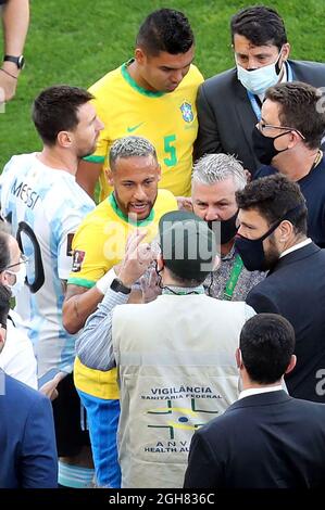 Sao Paulo, Brésil. Le 05septembre 2021. L'image fournie par Agencia Estado montre que Lionel Messi (1er L) en Argentine et Neymar au Brésil (2e L) soutiennent les membres de l'Agence brésilienne de réglementation de la santé lors des qualificatifs de football sud-américains pour la coupe du monde de la FIFA Qatar 2022 à Sao Paulo, Brésil, le 5 septembre 2021. (Alex Silva/ESTADAO CONTEUDO/AGENCIA ESTADO via Xinhua) (rtg) (ra) (da) ***BRÉSIL OUT*** Credit: Xinhua/Alay Live News Banque D'Images