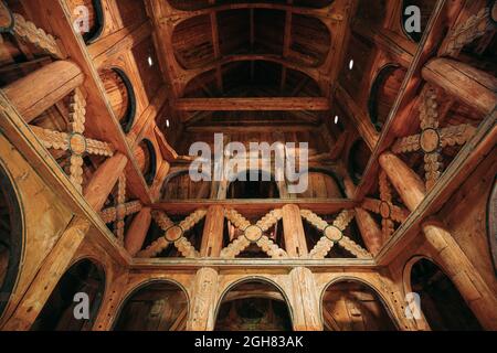 Borgund, Norvège. Intérieur du célèbre site en bois norvégien Stavkirke. Ancienne église triple Nave Stave en bois Banque D'Images