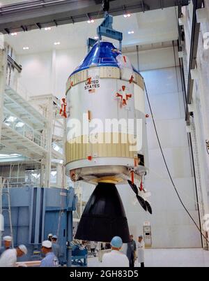 (1969) --- vue de l'intérieur du bâtiment des opérations spatiales habités (MSOB) du Centre spatial Kennedy (KSC) montrant les modules de commandement et de service (CSM) Apollo 106 déplacés vers le stand de travail intégré numéro un pour l'accouplement à l'adaptateur de module lunaire (SLA) 13. L'engin spatial 106 sera utilisé dans la mission spatiale Apollo 10 (Lunar module 4/Saturn 505) Banque D'Images