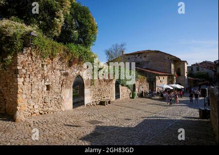 Rue pavée à Santillana del Mar, Cantabrie, Espagne, Europe Banque D'Images