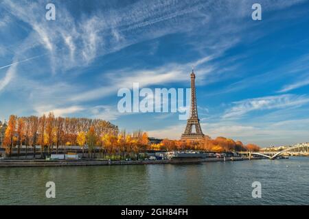 Paris France, vue sur la ville à la Tour Eiffel et passerelle Debilly sur la Seine avec saison des feuillages d'automne Banque D'Images