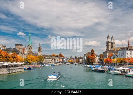 Zurich Suisse, vue sur la ville à Limmat River avec saison des feuillages d'automne Banque D'Images