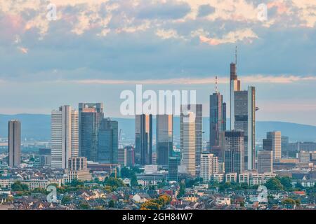 Francfort Allemagne, vue panoramique sur la ville au centre d'affaires avec saison des feuillages d'automne Banque D'Images