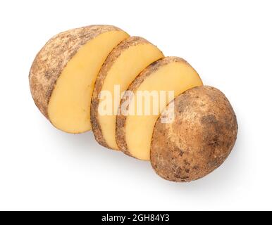 Des tranches de pommes de terre sales isolées sur fond blanc. Bio légume cru biologique. Vue de dessus Banque D'Images