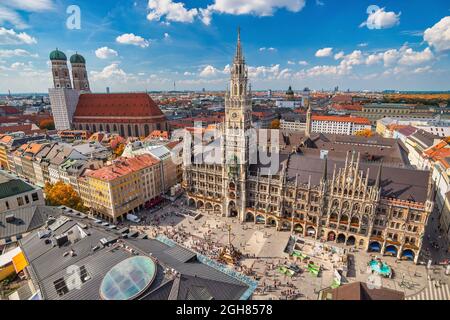 Munich Allemagne, vue panoramique sur la ville à Marienplatz, nouvel hôtel de ville de Squareavec saison de feuillage d'automne Banque D'Images