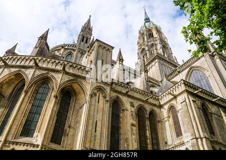 Cathédrale de Bayeux vue de la place de la liberté, Bayeux, Calvados, région normande, Nord-Ouest de la France Banque D'Images