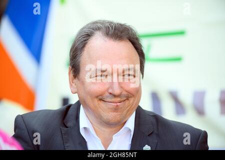 Magdebourg, Allemagne. 06e septembre 2021. Mario Reiß, membre du Conseil de gestion des tarifs de la Deutsche Bahn, sourit lors d'un rassemblement de l'Union allemande des conducteurs de train (GDL) devant la gare centrale. Credit: Soeren Stache/dpa-Zentralbild/dpa/Alay Live News Banque D'Images