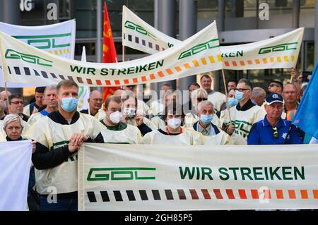 Magdebourg, Allemagne. 06e septembre 2021. Lors d'un rassemblement de l'Union allemande des conducteurs de train (GDL) devant la gare principale, les participants portent des gilets et portent des banderoles indiquant « nous sommes en grève ». Credit: Soeren Stache/dpa-Zentralbild/dpa/Alay Live News Banque D'Images