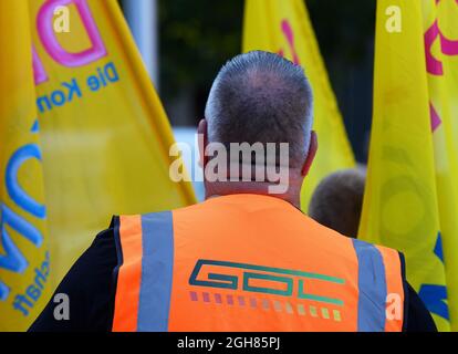 Magdebourg, Allemagne. 06e septembre 2021. Lors d'un rassemblement de l'Union allemande des conducteurs de train (GDL) devant la gare principale, un participant porte une veste orange avec l'inscription 'GDL'. Credit: Soeren Stache/dpa-Zentralbild/dpa/Alay Live News Banque D'Images