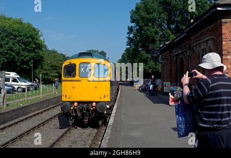 Train diesel arrivant à la gare de Shenton sur la ligne de Battlefield, Leicestershire, Royaume-Uni Banque D'Images