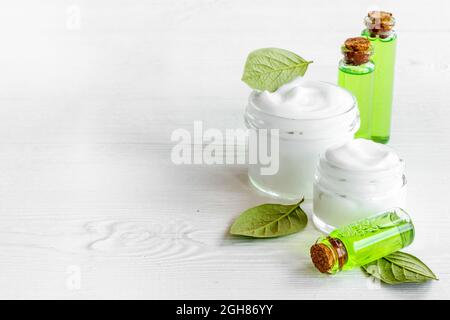Huile d'arôme de thé vert et cosmétique avec feuille d'arbre à thé Banque D'Images
