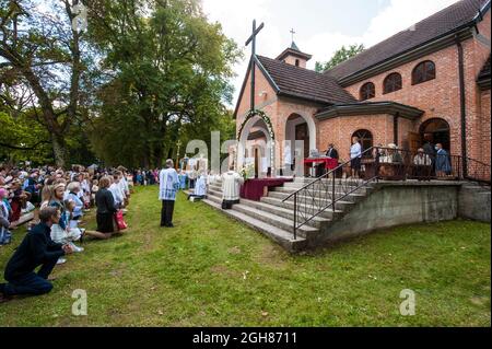 Célébration religieuse de Saint Rosalia en plein air dans une chapelle isolée dans le centre de la Pologne Banque D'Images