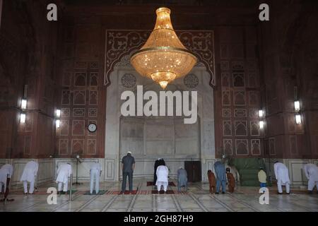 Les personnes qui offrent des prières d'Eid al-Adha dans des Jama Masjid presque désertés suite aux restrictions de la pandémie de Covid le 21 juillet 2021 à New Delhi, en Inde. Banque D'Images