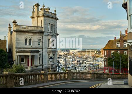 Photo du port royal de Ramsgate vue de la place Albion à Ramsgate, Royaume-Uni Banque D'Images