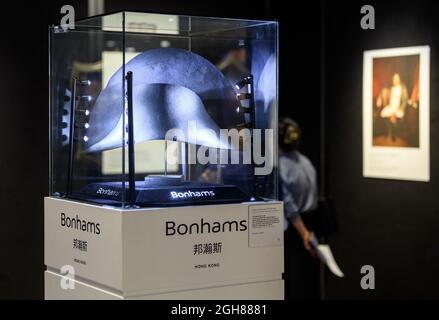Hong Kong, Chine. 06e septembre 2021. HONG KONG, HONG KONG SAR, CHINE : SEPTEMBRE 2021. Le chapeau Napoléon Bonaparte récemment découvert arrive à Hong Kong devant BonhamsÕ Napoleon Bonaparte: La vente britannique à Londres. Le pur feutre bicorne de fourrure de castor, fabriqué par Poupart et Cie de Paris, est le premier chapeau à porter l'ADN d'Emperors établissant au-delà de tout doute raisonnable qu'il en était propriétaire.Alamy Live News/Jayne Russell Credit: Jayne Russell/Alamy Live News Banque D'Images