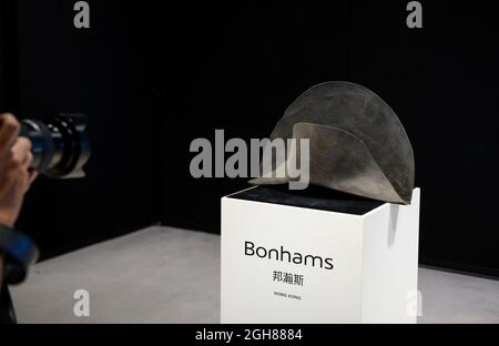 Hong Kong, Chine. 06e septembre 2021. HONG KONG, HONG KONG SAR, CHINE : SEPTEMBRE 2021. Le chapeau Napoléon Bonaparte récemment découvert arrive à Hong Kong devant BonhamsÕ Napoleon Bonaparte: La vente britannique à Londres. Le pur feutre bicorne de fourrure de castor, fabriqué par Poupart et Cie de Paris, est le premier chapeau à porter l'ADN d'Emperors établissant au-delà de tout doute raisonnable qu'il en était propriétaire.Alamy Live News/Jayne Russell Credit: Jayne Russell/Alamy Live News Banque D'Images