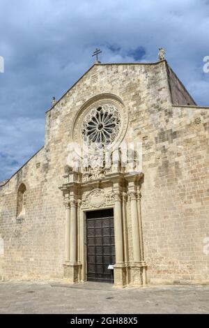 Façade de la cathédrale d'Otranto dédiée à l'Annonciation de la Vierge Marie. Salento, Puglia, Italie Banque D'Images