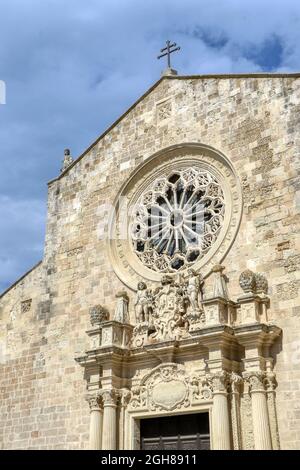 Façade de la cathédrale d'Otranto dédiée à l'Annonciation de la Vierge Marie. Salento, Puglia, Italie Banque D'Images