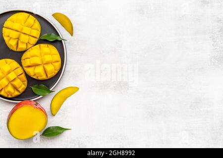 Petit déjeuner avec fruits à la mangue. Fond de fruits tropicaux. Vue de dessus Banque D'Images
