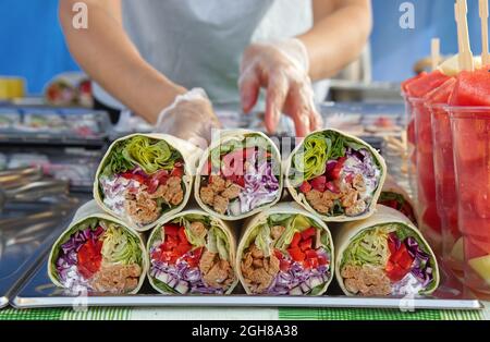 Des roulés farcis à la viande et aux légumes se préparent à la vente aux clients du Asian Street Food Festival à Prague Banque D'Images