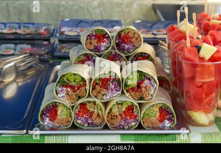 Des roulés farcis à la viande et aux légumes se préparent à la vente aux clients du Asian Street Food Festival à Prague Banque D'Images