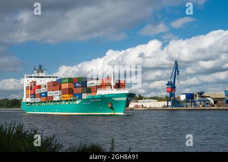 Der Containerfrachter Christopher passiert den Nor-Ostsee-Kanal Richtung Kiel à Rendsburg Banque D'Images