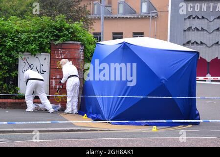 Manchester, Royaume-Uni, 6 septembre 2021. La police a été encordée au large de la jonction entre Oxford Road et Devas Street et des policiers enquêtent autour d'une tente de police, des policiers en uniforme gardaient les lieux. Des marqueurs de preuve sont sur le terrain. La police du Grand Manchester a déclaré : « cet incident a entraîné de graves blessures à la tête chez un homme. » Vers 4,5 h ce matin (lundi 6 septembre 2021), les services d'ambulance ont appelé la police pour faire état d'un assaut sur Oxford Road, Manchester. Crédit : Terry Waller/Alay Live News Banque D'Images