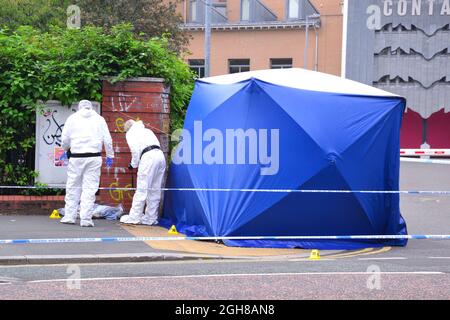 Manchester, Royaume-Uni, 6 septembre 2021. La police a été encordée au large de la jonction entre Oxford Road et Devas Street et des policiers enquêtent autour d'une tente de police, des policiers en uniforme gardaient les lieux. Des marqueurs de preuve sont sur le terrain. La police du Grand Manchester a déclaré : « cet incident a entraîné de graves blessures à la tête chez un homme. » Vers 4,5 h ce matin (lundi 6 septembre 2021), les services d'ambulance ont appelé la police pour faire état d'un assaut sur Oxford Road, Manchester. Crédit : Terry Waller/Alay Live News Banque D'Images