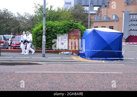 Manchester, Royaume-Uni, 6 septembre 2021. La police a été encordée au large de la jonction entre Oxford Road et Devas Street et des policiers enquêtent autour d'une tente de police, des policiers en uniforme gardaient les lieux. Des marqueurs de preuve sont sur le terrain. La police du Grand Manchester a déclaré : « cet incident a entraîné de graves blessures à la tête chez un homme. » Vers 4,5 h ce matin (lundi 6 septembre 2021), les services d'ambulance ont appelé la police pour faire état d'un assaut sur Oxford Road, Manchester. Crédit : Terry Waller/Alay Live News Banque D'Images