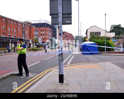 Manchester, Royaume-Uni, 6 septembre 2021. La police a été encordée au large de la jonction entre Oxford Road et Devas Street et des policiers enquêtent autour d'une tente de police, des policiers en uniforme gardaient les lieux. Des marqueurs de preuve sont sur le terrain. La police du Grand Manchester a déclaré : « cet incident a entraîné de graves blessures à la tête chez un homme. » Vers 4,5 h ce matin (lundi 6 septembre 2021), les services d'ambulance ont appelé la police pour faire état d'un assaut sur Oxford Road, Manchester. Crédit : Terry Waller/Alay Live News Banque D'Images