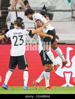 Stuttgart, Allemagne. Le 05septembre 2021. Serge Gnabry, DFB 10 célèbre son but, heureux, rire, célébration, 2-0 avec Leon Goretzka, DFB 8 Jonas Hofmann, DFB 23 dans le match ALLEMAGNE - ARMÉNIE qualification pour les Championnats du monde 2022, WM Quali, saison 2021/2022, 5 sept. 2021 à Stuttgart, Allemagne. (Armenien) crédit: Peter Schatz/Alay Live News Banque D'Images