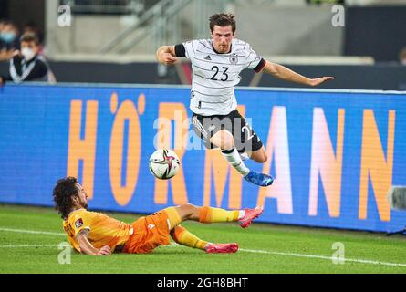 Stuttgart, Allemagne. Le 05septembre 2021. Jonas Hofmann, DFB 23 concourent pour le ballon, s'attaquer, duel, header, zweikampf, Action, lutte contre Khoren Bayramyan, Arménie 7 dans le match ALLEMAGNE - ARMÉNIE qualification pour les Championnats du monde 2022, WM Quali, saison 2021/2022, 5 sept. 2021 à Stuttgart, Allemagne. (Armenien) crédit: Peter Schatz/Alay Live News Banque D'Images