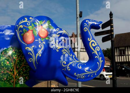 Un éléphant décoré dans le cadre de la Grande Parade dans le centre-ville de Worcester, Royaume-Uni. 2021. Banque D'Images