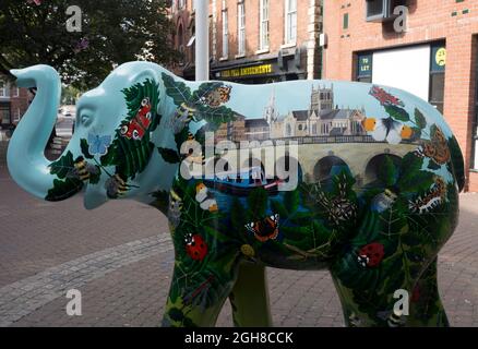 Un éléphant décoré dans le cadre de la Grande Parade dans le centre-ville de Worcester, Royaume-Uni. 2021. Banque D'Images