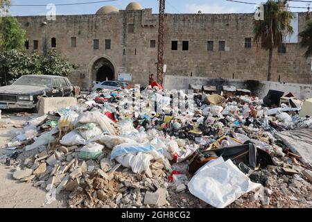 Saida, Liban. 03ème septembre 2021. Grand tas de déchets à Saida, Liban, le 3 septembre 2021. Au milieu d'une crise économique, financière et sociale majeure, le Liban risque également un effondrement écologique. En raison du manque de carburant, la collecte des déchets a été interrompue dans de nombreuses régions du pays. (ELISA Gestri/Sipa USA) Credit: SIPA USA/Alay Live News Banque D'Images