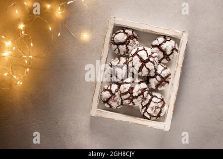biscuits aux craquelures de chocolat dans une boîte en bois Banque D'Images