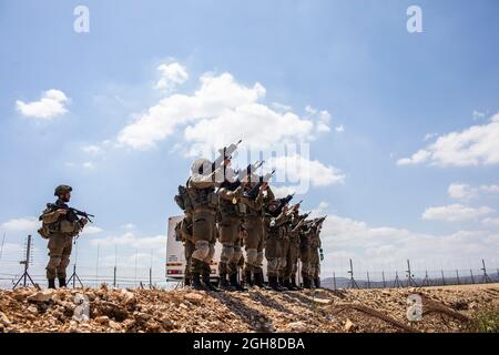 Djénine, Territoires palestiniens. 06e septembre 2021. Les soldats israéliens tiennent une garde près d'une barrière de sécurité dans la ville de Jénine, en Cisjordanie, après l'évasion de six prisonniers palestiniens de la prison de Gilboa, la prison israélienne la plus sécurisée. Selon les autorités, cinq des fugitifs appartiennent au mouvement Jihad islamique et l'un est un ancien commandant d'un groupe armé affilié au parti dominant du Fatah. Crédit : Ilia Yefimovich/dpa/Alay Live News Banque D'Images