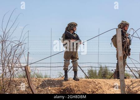 Djénine, Territoires palestiniens. 06e septembre 2021. Les soldats israéliens tiennent une garde près d'une barrière de sécurité dans la ville de Jénine, en Cisjordanie, après l'évasion de six prisonniers palestiniens de la prison de Gilboa, la prison israélienne la plus sécurisée. Selon les autorités, cinq des fugitifs appartiennent au mouvement Jihad islamique et l'un est un ancien commandant d'un groupe armé affilié au parti dominant du Fatah. Crédit : Ilia Yefimovich/dpa/Alay Live News Banque D'Images